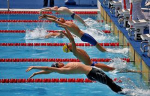 آموزش شنای کرال پشت مجموعه ورزشی ماناسلو